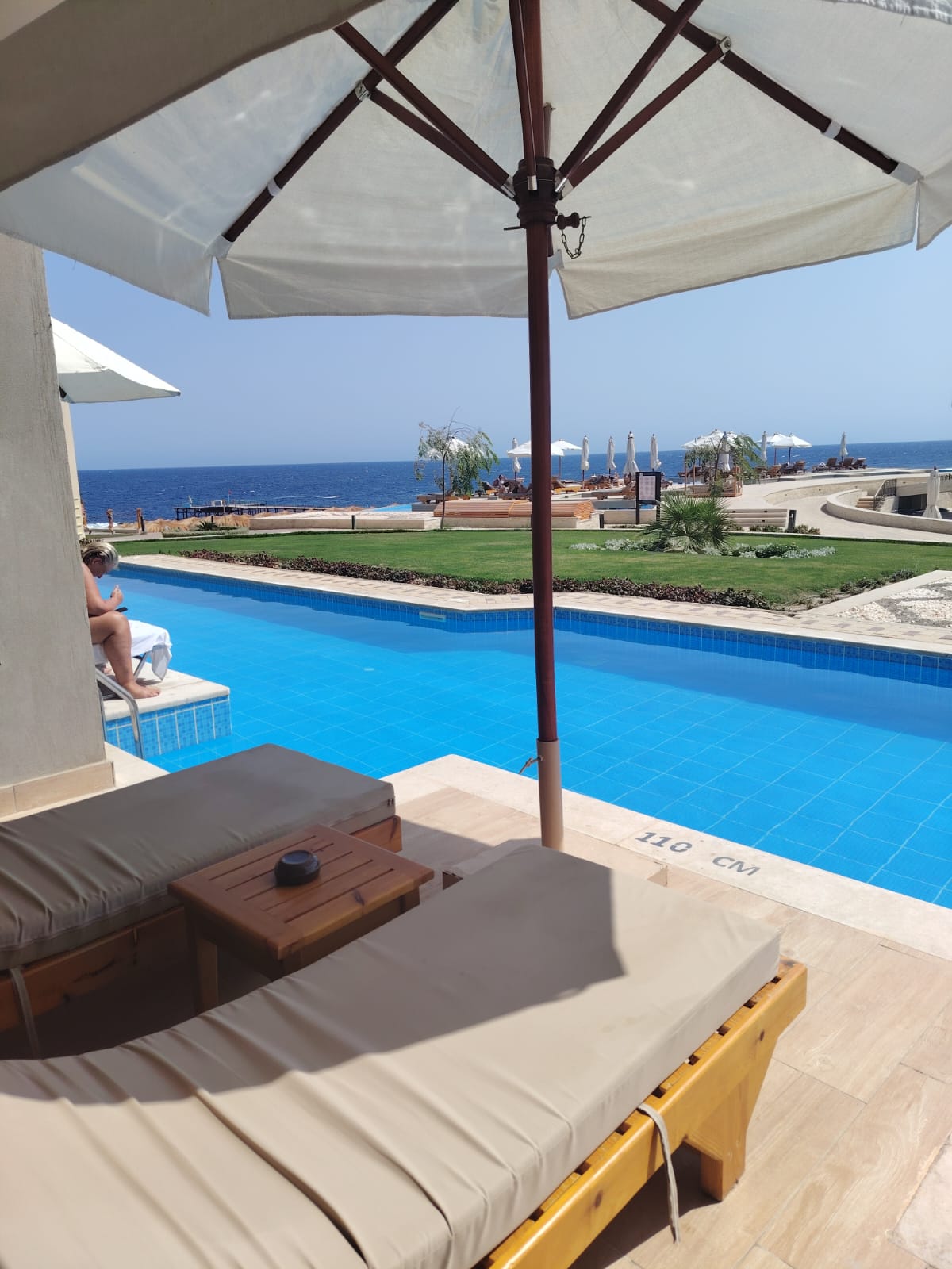 Swim Up Suite front Sea view (2)